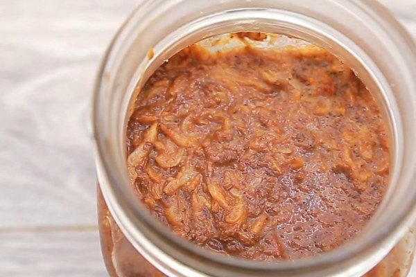 Mắm tép miền Bắc thành phẩm với màu nâu đỏ đặc trưng