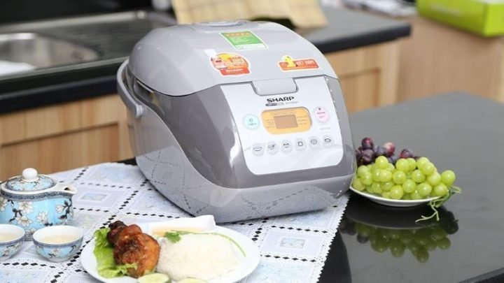 Màn hình hiển thị và các phím chức năng trên nồi cơm điện tử Sharp