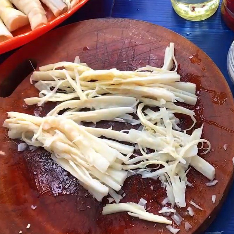 Măng chua đã được cắt lát mỏng chuẩn bị để xào