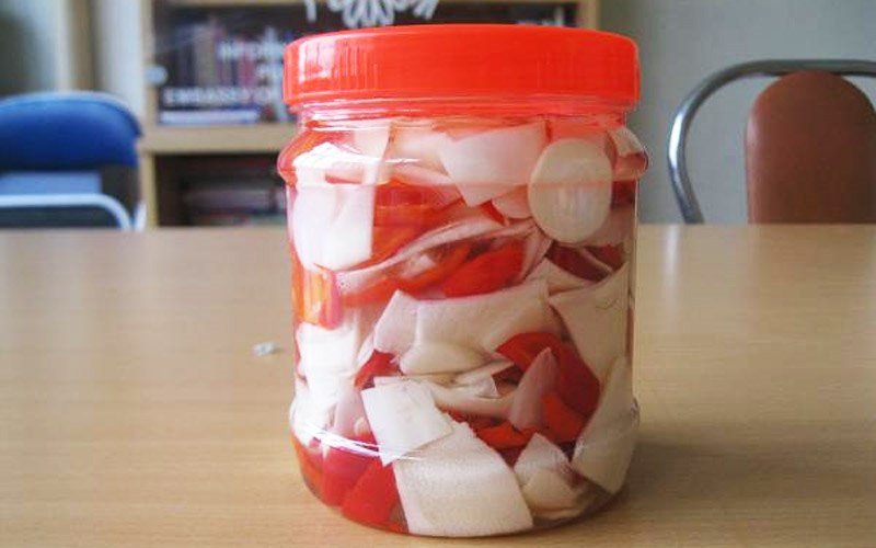 Măng chua đã ngâm với giấm đạt độ chua lý tưởng cho món cá