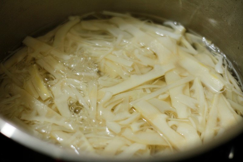 Măng chua luộc kỹ để hết đắng và tránh độc khi nấu lẩu