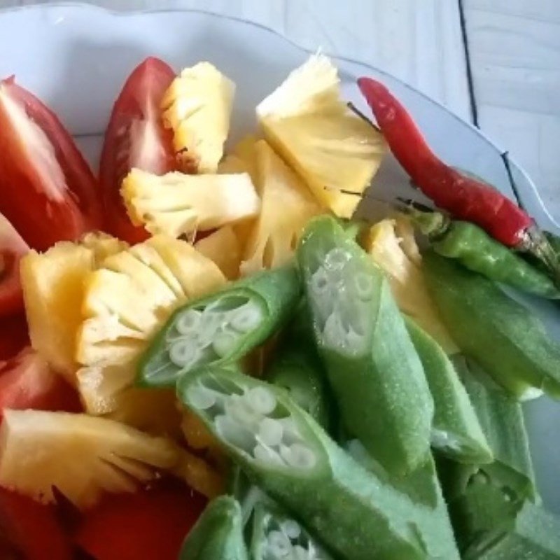 Măng chua và ớt tươi chuẩn bị cho canh cá dìa