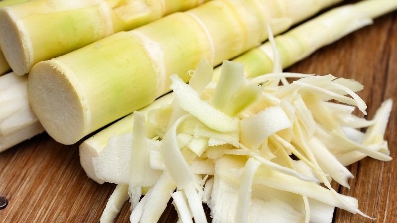 Măng có lượng calo thấp và chất xơ cao, hỗ trợ giảm cân và kiểm soát năng lượng