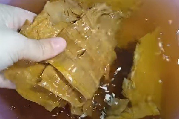 Măng khô ngâm nước lần 1 để nở mềm