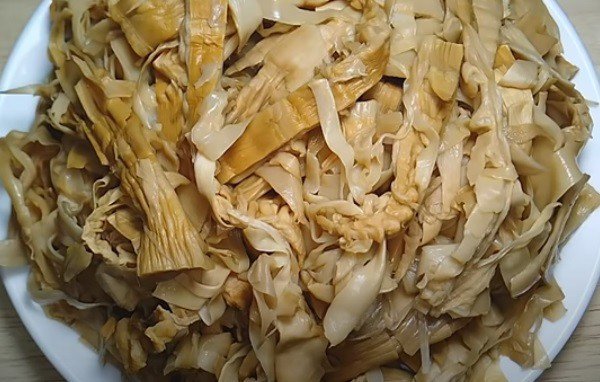 Măng khô sau 2 lần luộc và vắt sạch nước