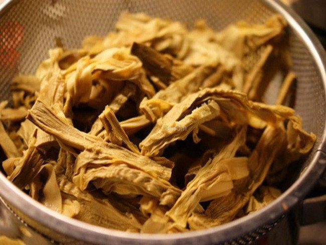 Măng khô sau khi ngâm được vớt ra, chuẩn bị cho quá trình luộc để loại bỏ độc tố hiệu quả.