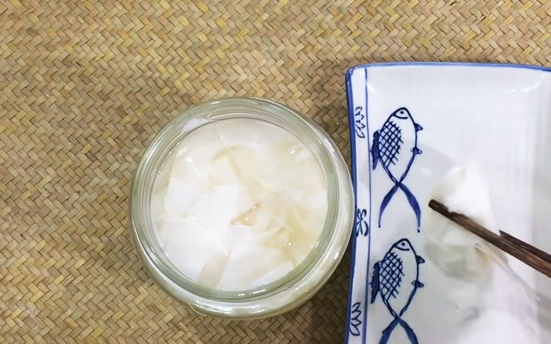 Măng ngâm nước lọc đã sẵn sàng để nấu cá