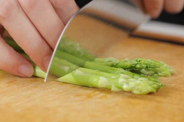 Măng tây sạch sẽ, tươi xanh sẵn sàng cho món xào