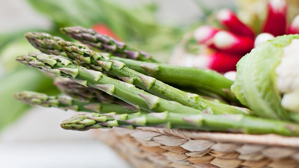 Măng tây tươi xanh, loại rau hoàng đế giàu dinh dưỡng cho món xào thịt bò