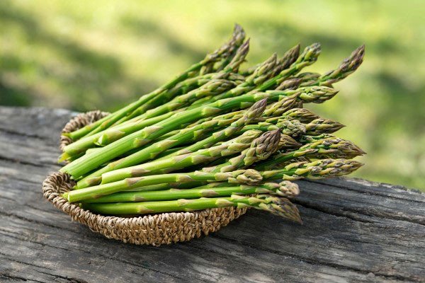 Măng tây xào bơ tỏi mang lại lợi ích sức khỏe đa dạng, giàu vitamin và khoáng chất.