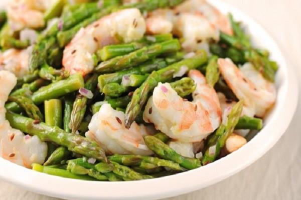 Măng tây xào tôm mực hấp dẫn đã sẵn sàng để thưởng thức