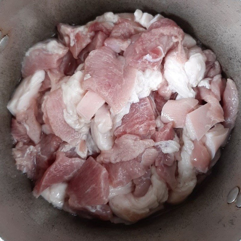 Măng tươi đã thái lát mỏng chuẩn bị cho món thịt kho măng