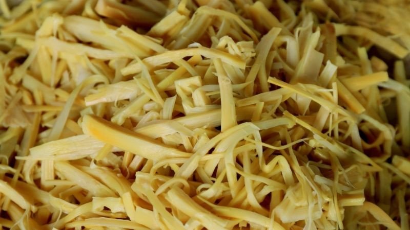 Măng xào tỏi thơm ngon với lượng calo hợp lý cho người giảm cân