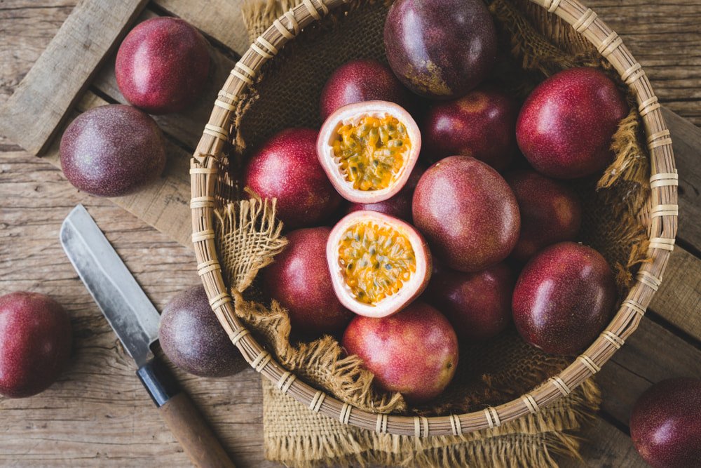 Mặt cắt ngang quả chanh dây cho thấy phần ruột mọng nước giàu chất xơ, hỗ trợ giảm cân và cung cấp nhiều dưỡng chất quan trọng.