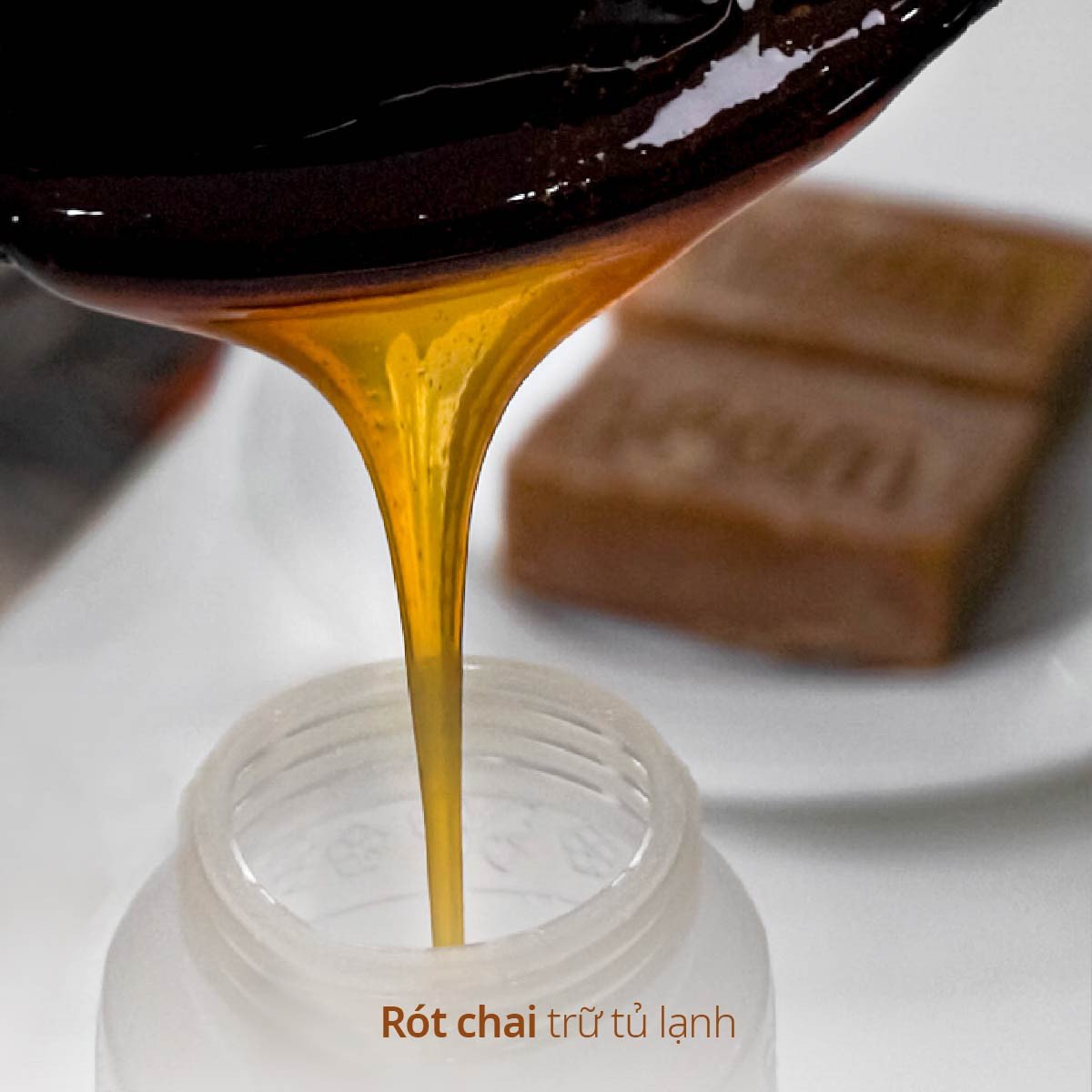 Mật mía thành phẩm sau khi nấu, sánh mịn trong hũ thủy tinh