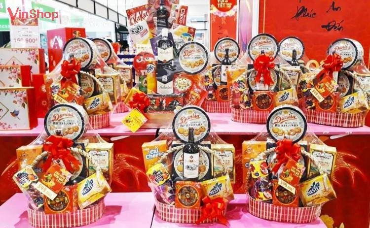 Mẫu giỏ quà bánh kẹo Tết tầm trung với các sản phẩm quen thuộc như bánh, kẹo, trà