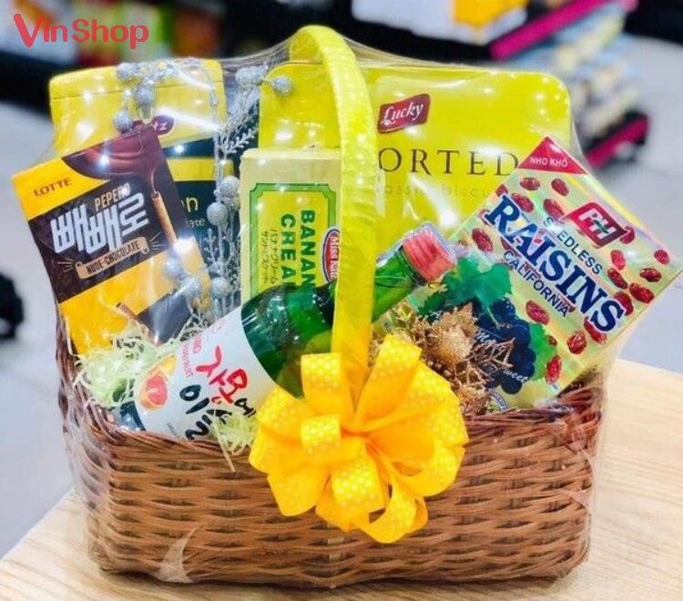 Mẫu giỏ quà bánh kẹo trang trí tối giản với hoa giả và nơ, phù hợp làm quà tặng