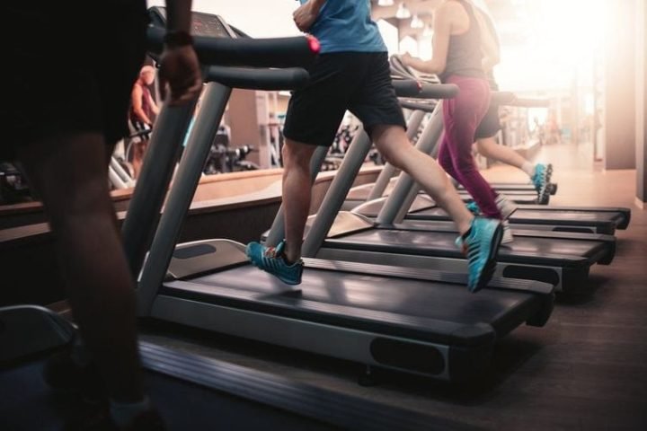 Máy chạy bộ hiển thị lượng calo tiêu hao, hỗ trợ ước tính 100 calo bằng bao nhiêu phút chạy bộ.