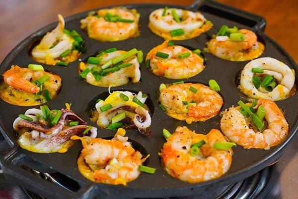 Mẻ bánh khọt Vũng Tàu vàng ươm, giòn rụm vừa ra lò