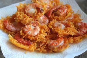 Mẻ bánh tôm Hồ Tây vàng giòn vừa được chiên xong