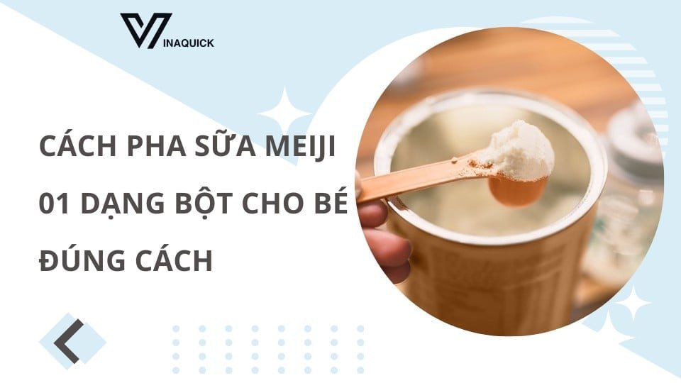 Meiji 0-1 dạng bột nhập khẩu trên bàn cạnh bình sữa và thìa đong.