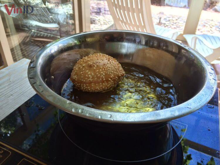 Mẹo chiên bánh tiêu truyền thống với lửa nhỏ