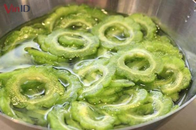Mẹo ngâm khổ qua trong nước đá giúp giảm vị đắng