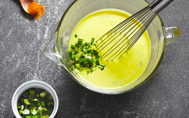 Mẹo pha bột đổ bánh xèo với trứng gà giúp vỏ bánh thêm mềm mượt và thơm ngon, đảm bảo độ giòn.