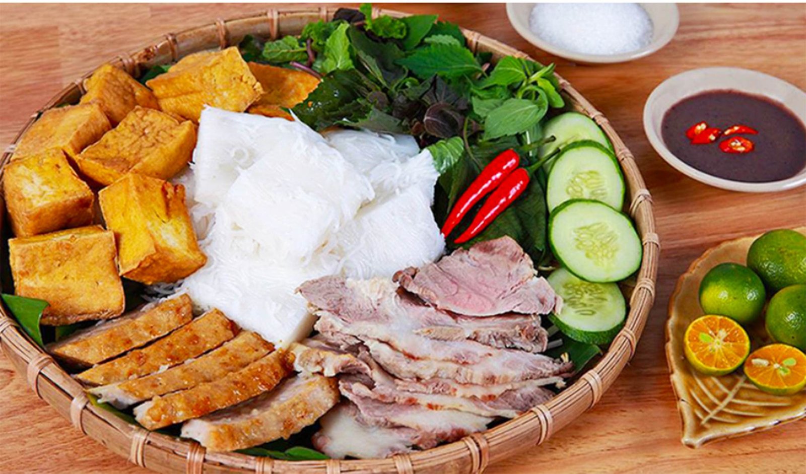 Mẹt bún đậu mắm tôm đầy đủ các món ăn kèm hấp dẫn