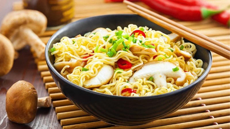 Mì ăn liền nấu chín, minh họa sự thay đổi calo khi chế biến