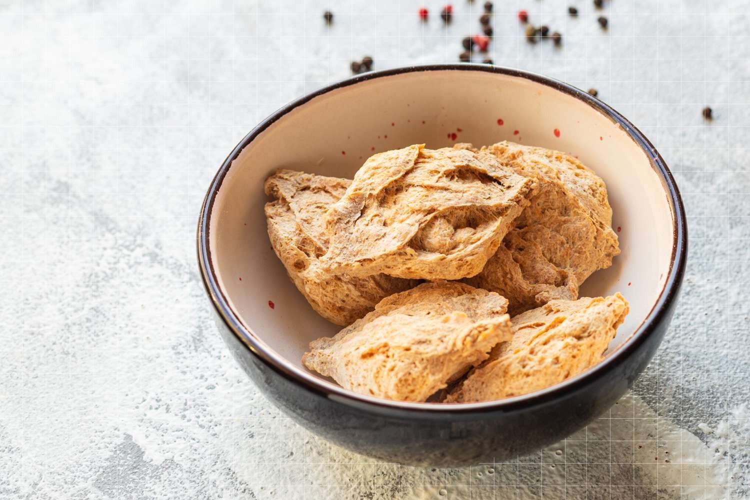Mì căn đang được xào nấu trong chảo