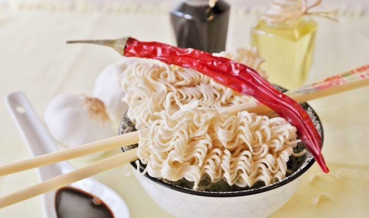Mì gói nóng hổi, tiện lợi cho bữa ăn nhanh