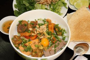 Mì Quảng chả bò, chả cua và các loại topping phong phú