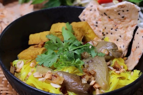 Mì quảng chay hoàn thiện