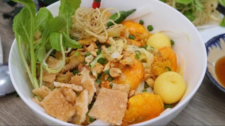 Mì Quảng gà tươi ngon với sợi mì vàng ươm và nước dùng đậm đà, gợi mở câu hỏi mì quảng gà bao nhiêu calo.