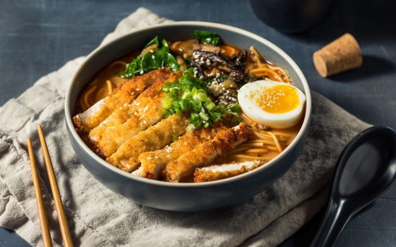 Mì spaghetti được luộc cùng baking soda tạo sợi mì dai ngon
