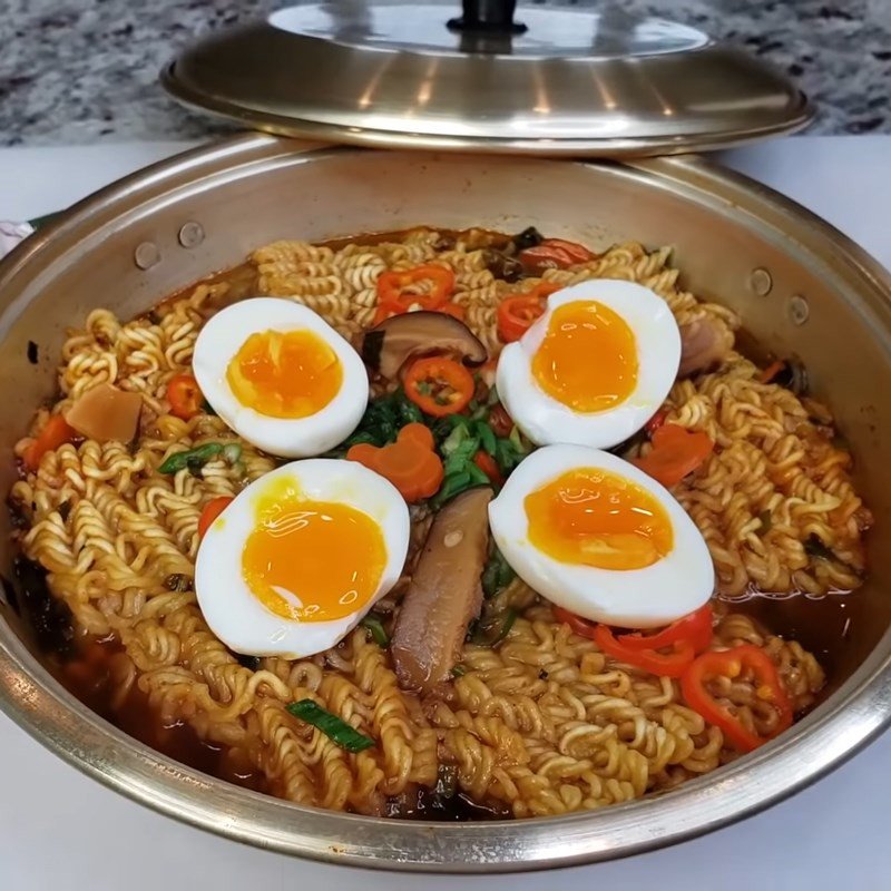 Mì tôm trứng luộc thơm ngon với trứng lòng đào bổ dưỡng