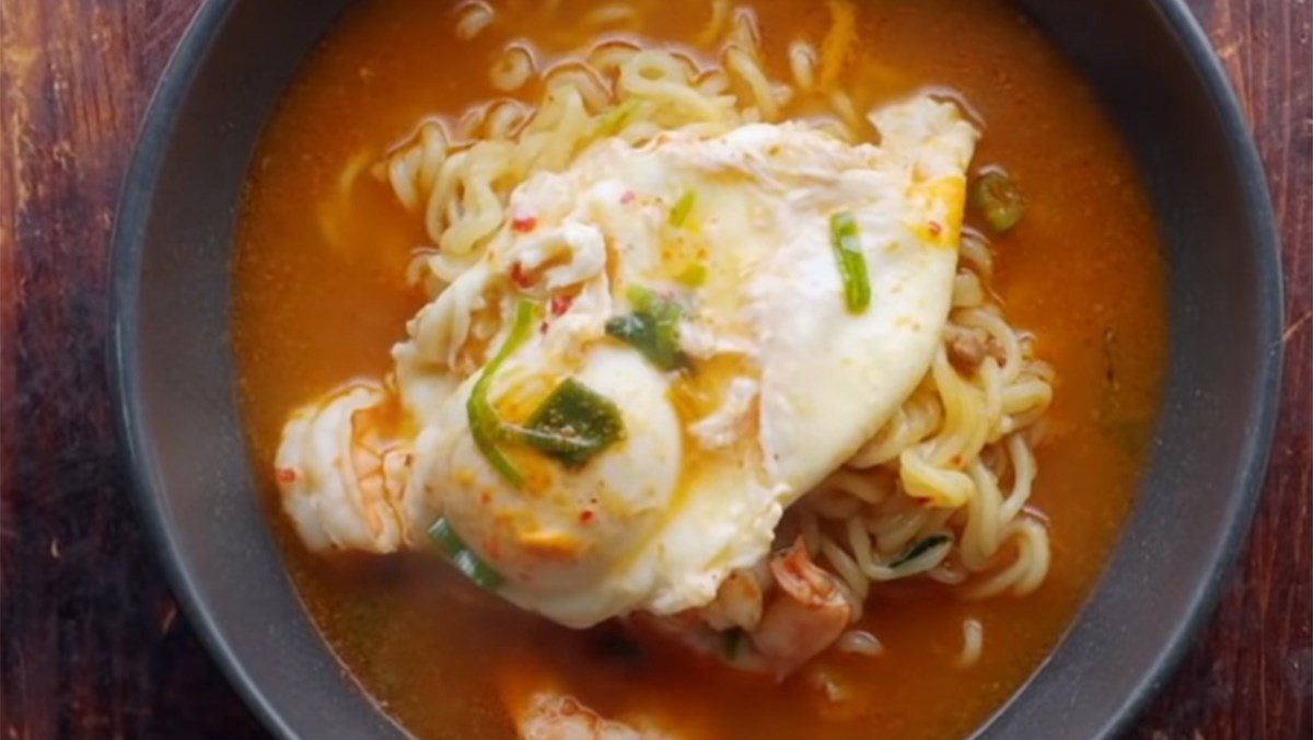 Mì tôm trứng nóng hổi, cách nấu mì tôm trứng đơn giản