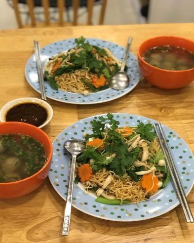 Mì tôm với trứng và rau củ