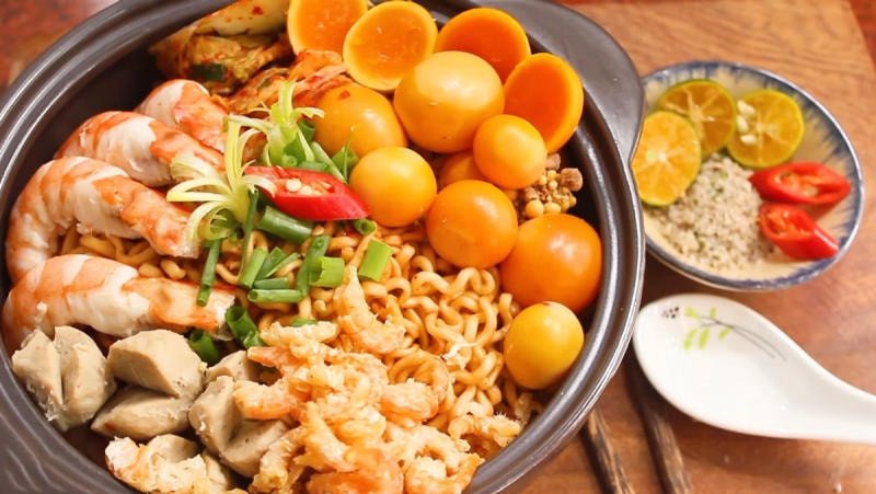 Mì trộn với trứng lòng đào và rau củ, bữa ăn cân bằng dinh dưỡng