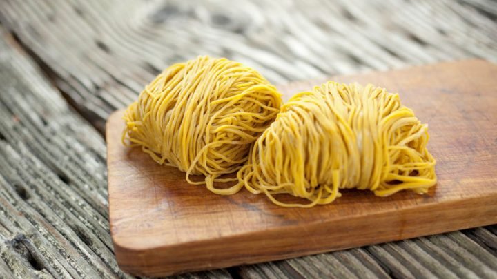 Mì Trứng Bao Nhiêu Calo? Phân Tích Dinh Dưỡng Chi Tiết Mì trứng bao nhiêu calo - Một bát mì trứng với rau xanh và trứng luộc.