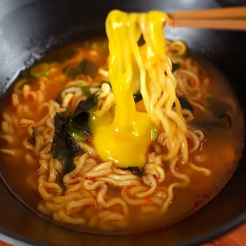 Mì trứng sống với lòng đỏ béo ngậy, công thức mì tôm trứng độc đáo