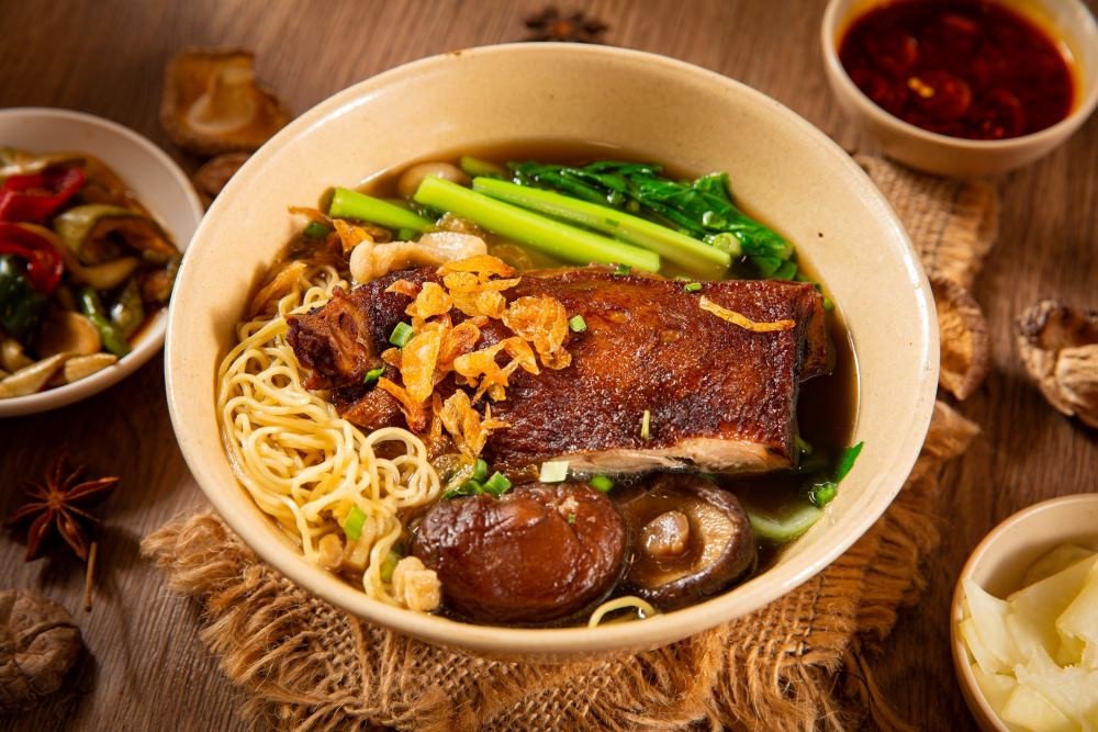 Mì Vịt Tiềm Lộc Ký là một trong những thương hiệu nổi tiếng tại TP.HCM với mì vịt tiềm thảo mộc