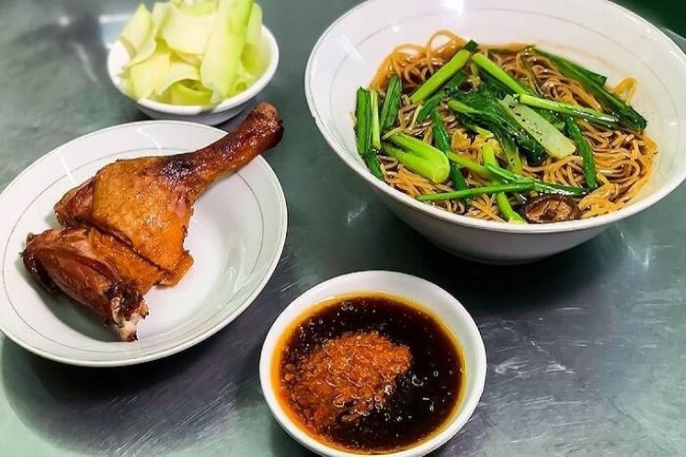 Mì vịt tiềm Minh Sanh là một quán mì lâu năm tại Bình Thạnh