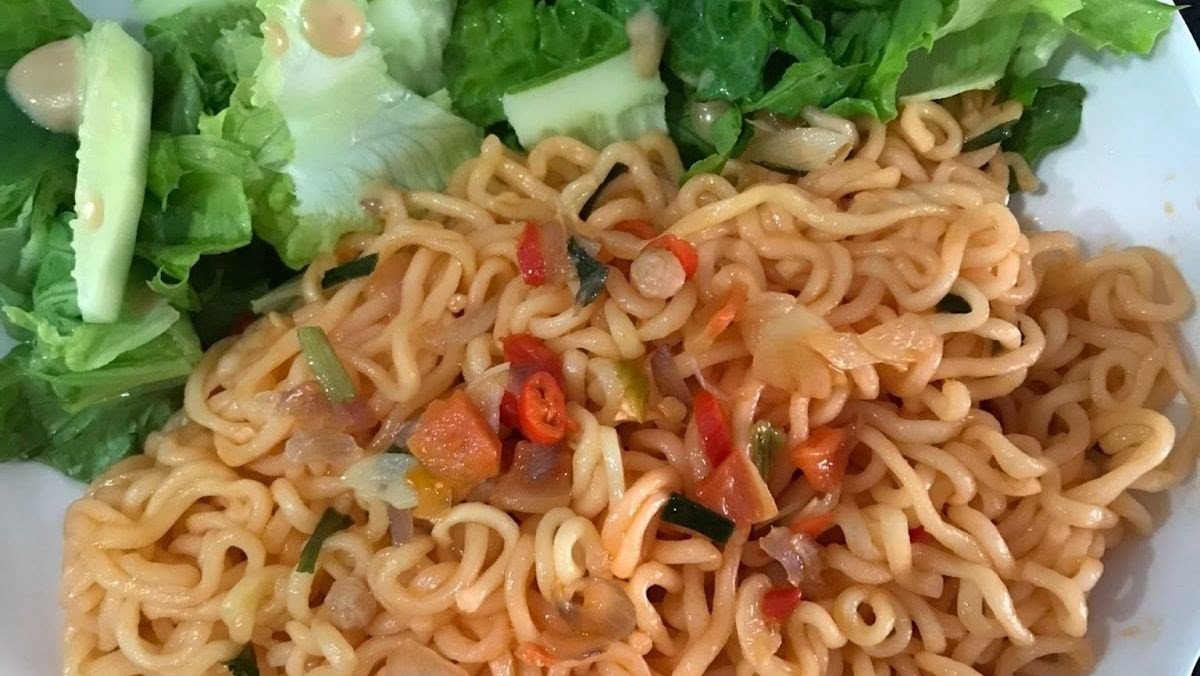 Mì xào cay đã hoàn thành với màu sắc bắt mắt