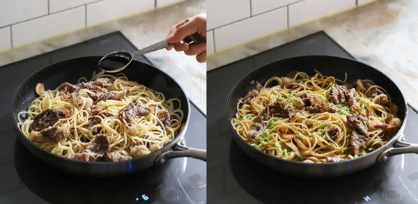 Mì xào thịt bò kiểu Hàn Quốc đang được chế biến trên chảo