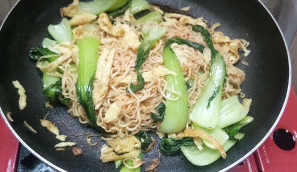 Mì xào trứng chiên rau cải đầy đủ dinh dưỡng
