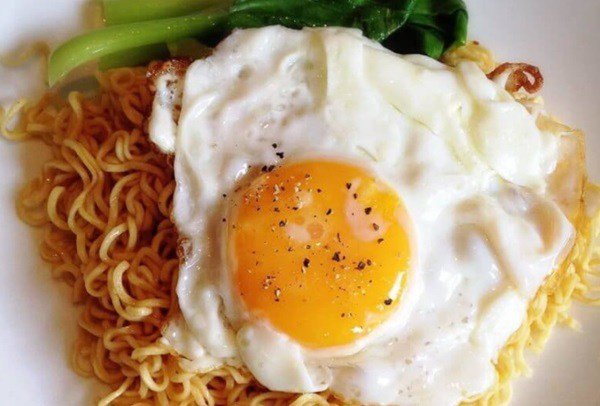 Mì xào trứng hoàn chỉnh với rau xanh