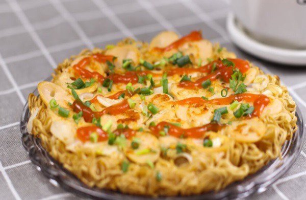 Mì xào trứng xúc xích đậm đà