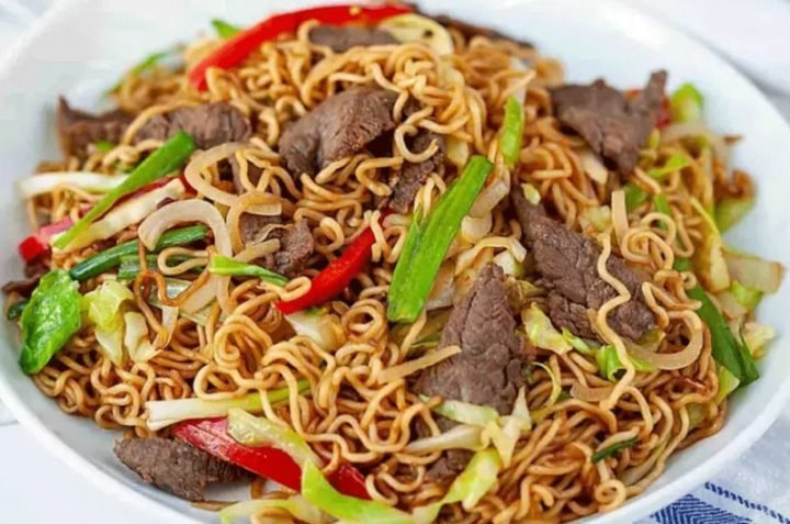 Mì xào với hải sản và rau củ đầy màu sắc